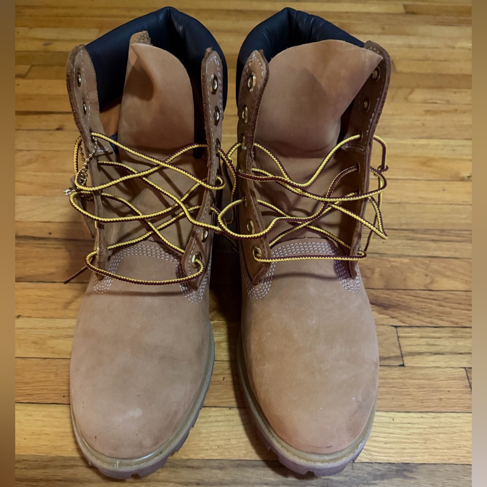 Timberland 6” Premium Boots
Color- Wheat Nubuck
Size- 9.5
Great Condition